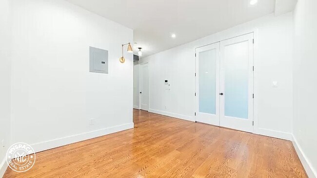 Foto del edificio - 250 Manhattan Ave