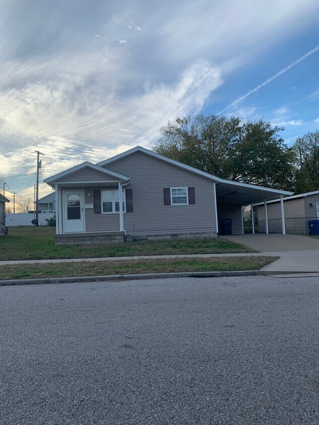 Primary Photo - Cute 3 bedroom house ready to rent!