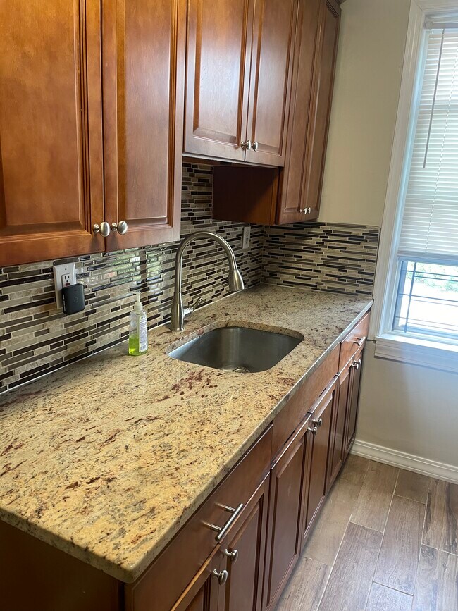 Building Photo - 682 E 43rd St