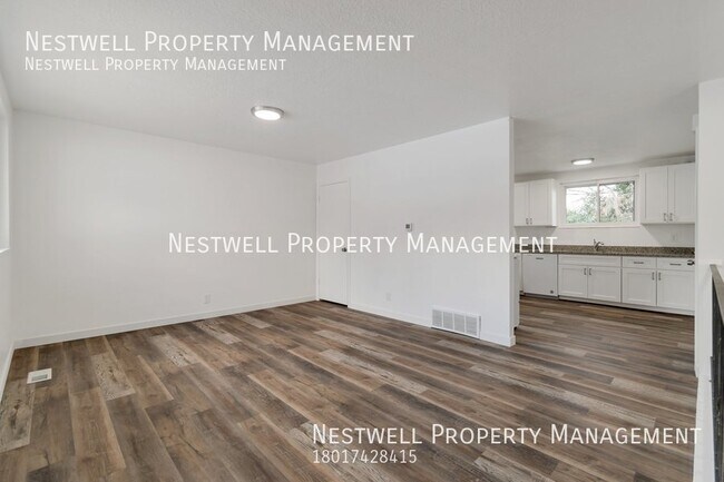 Building Photo - Remodeled 2-bed Duplex in Holladay