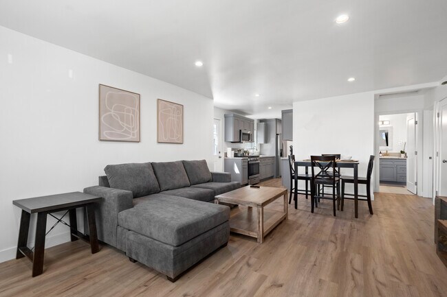 Foto del edificio - 15227 Freeman Ave