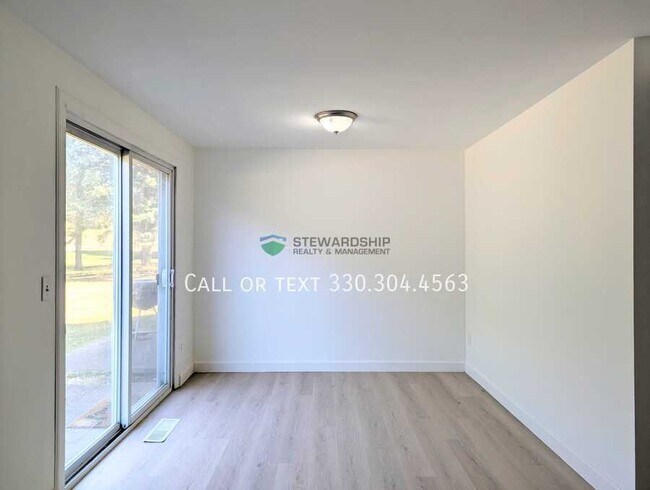 Foto del edificio - 376 Oak Mnr Ave NE