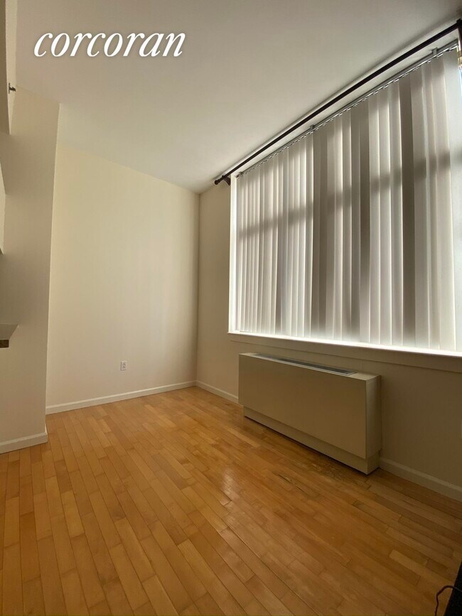 Building Photo - 250 E 30th St