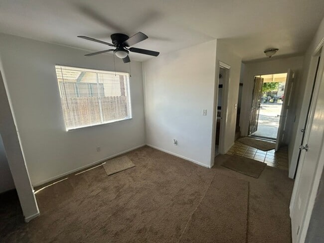 Building Photo - 2 Bedroom 1.5 Bathroom Condo In SE Visalia!!
