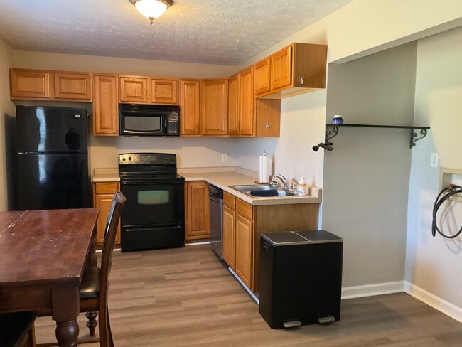 Foto del edificio - 220 Larchwood Dr