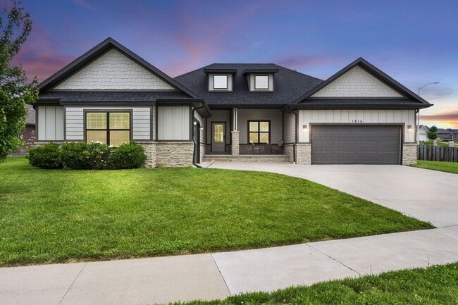 Building Photo - Beautiful 3 Bedroom Home w/ Flex Room!