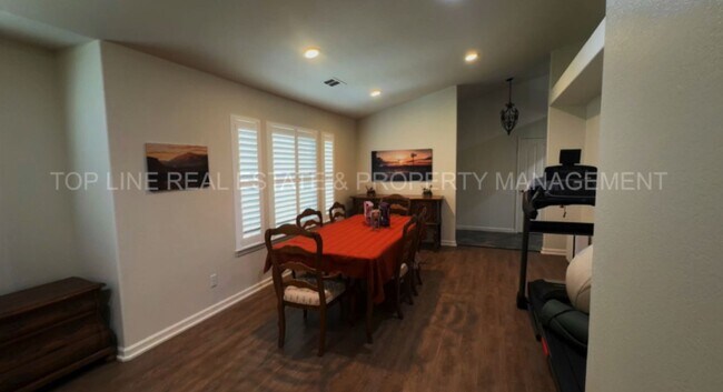 Foto del edificio - Coming Soon! Fully Furnished Home with Pool – Prime Location in Visalia, CA