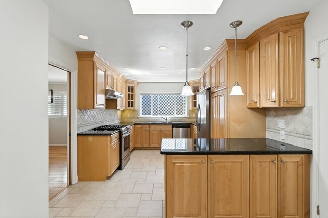 Building Photo - Spacious 2BD/2BA Home with Bonus Huge Room...