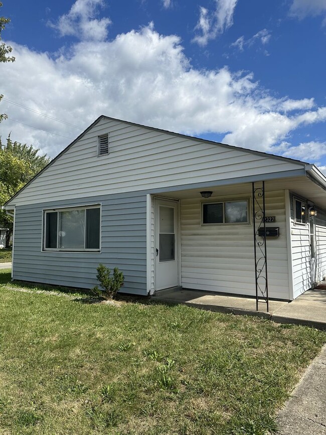 Building Photo - Welcome to this charming 3-bedroom, 1.5-ba...