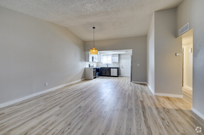 Sala de estar, 2BR, 2BA, 950SF, renovada - The Monica