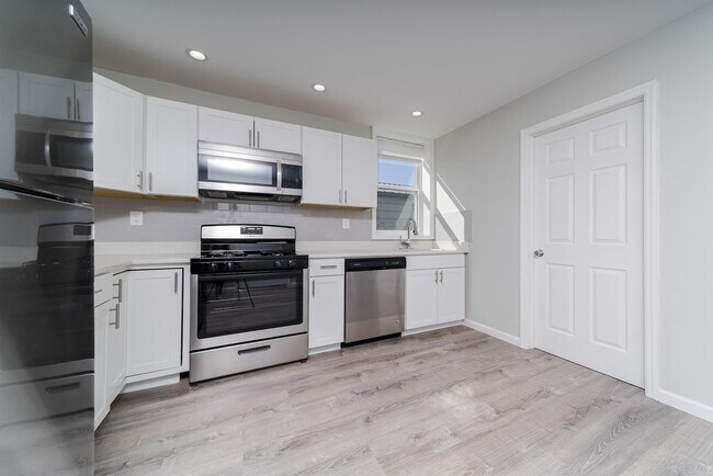 Building Photo - 441 2nd St