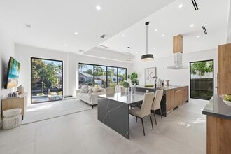 Building Photo - 1308 Avocado Isle