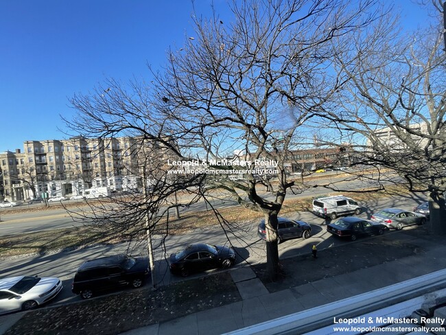 Building Photo - 2016 Commonwealth Ave