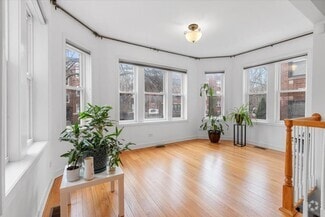 Building Photo - 6445 N Greenview Ave