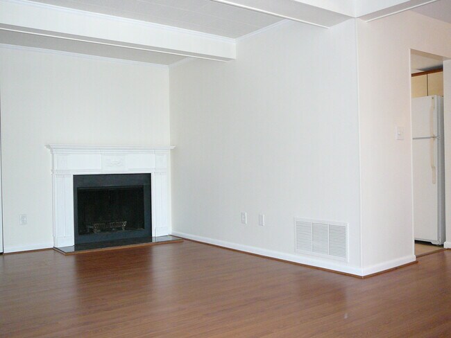 Building Photo - 6 Warren Lodge Ct