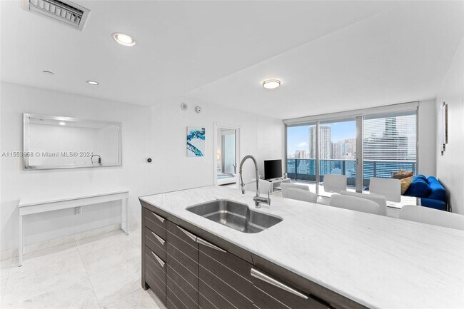 Building Photo - 200 Biscayne Blvd Way