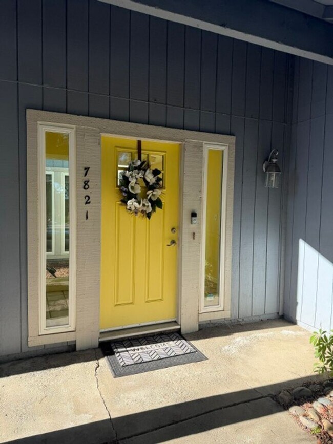 Foto del edificio - Charming 3 Bedroom + 2 Bathroom Half-Plex Near the American River in Fair Oaks: $2,375.00 + $100.00