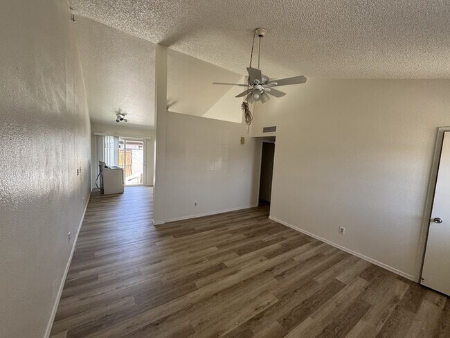 Foto del edificio - Glendale 2br Townhome - Just remodled!