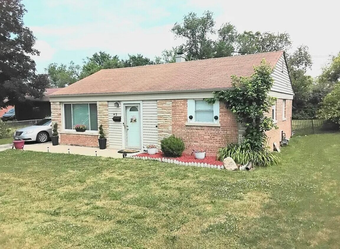 Front of the house - 42 Sauk Trl