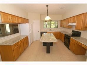Building Photo - 211 Thomas Oaks Dr