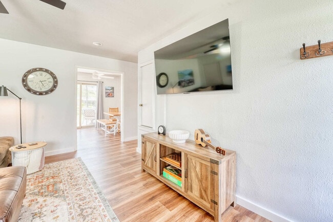 Building Photo - 1308 SE E St