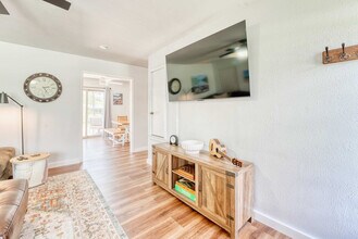 Building Photo - 1308 SE E St