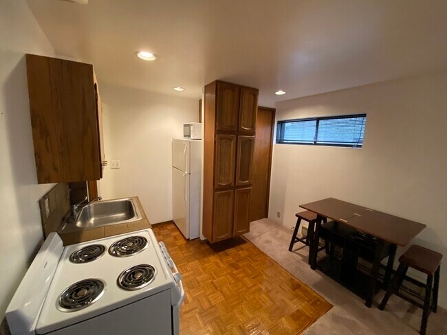 Building Photo - 2035 Waverly Pl N