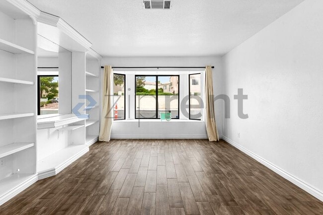 Building Photo - Unit