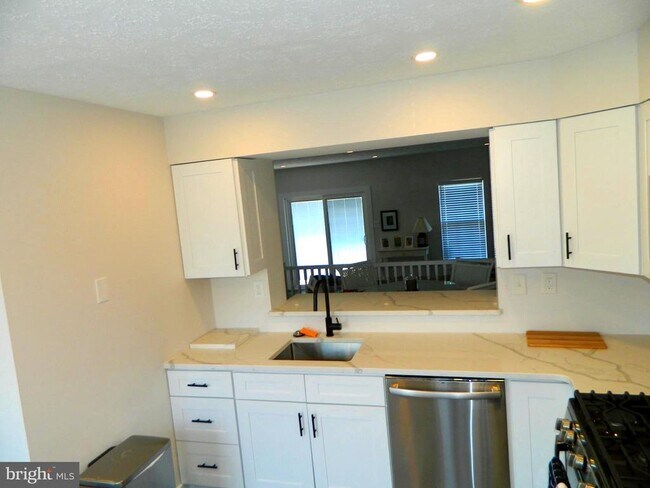 Foto del edificio - 82 Pebble Ln