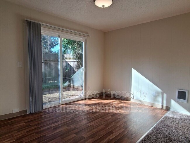 Foto del edificio - 3855 Lake Grove Ave
