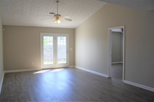 Building Photo - 622 Belle Court