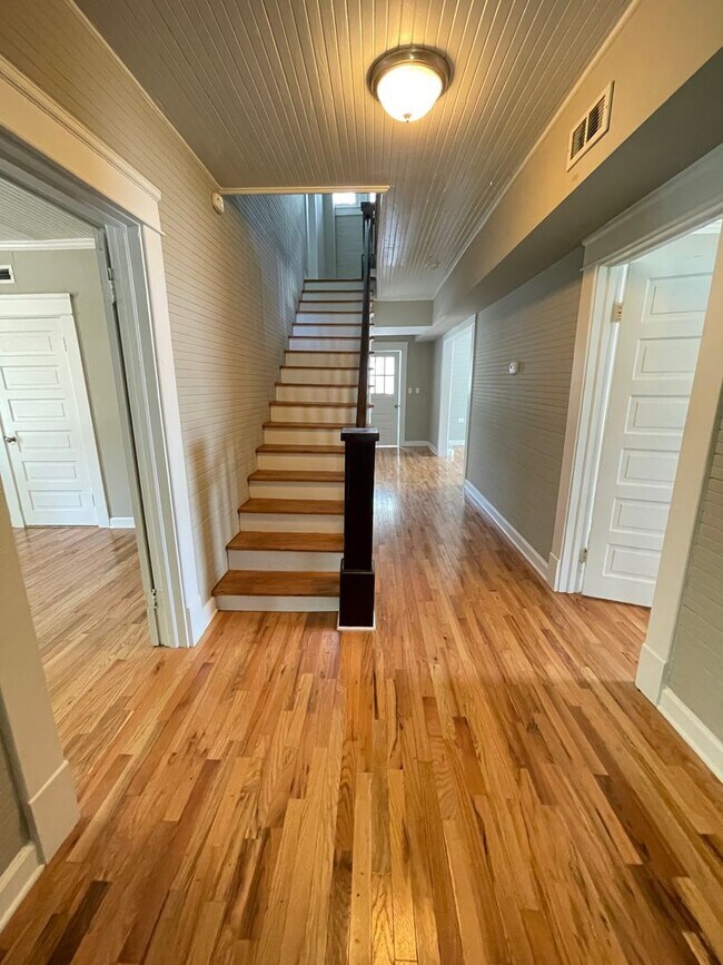 Foto del edificio - Stunning, renovated 7br home in the heart of Carrboro! Walk to downtown w/ ease, walk or bike to ...