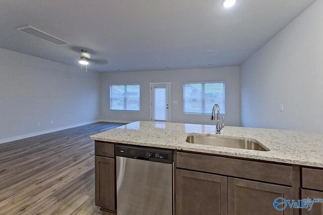 Foto del edificio - 6425 Upchurch Dr