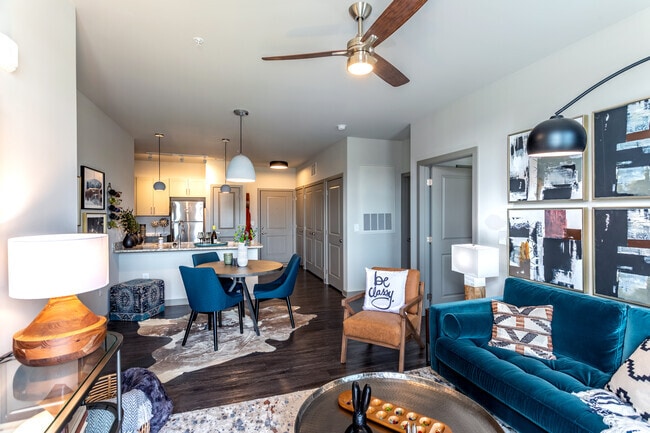 2BR, 2BA - 1020 SF - The Address Galleria