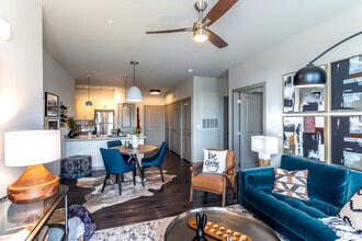 2BR, 2BA - 1020 SF - The Address Galleria