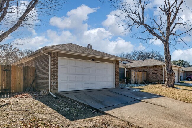 Foto del edificio - AVAILABLE NOW! NICE 3 BEDROOM HOME LOCATED IN ARLINGTON, TEXAS!