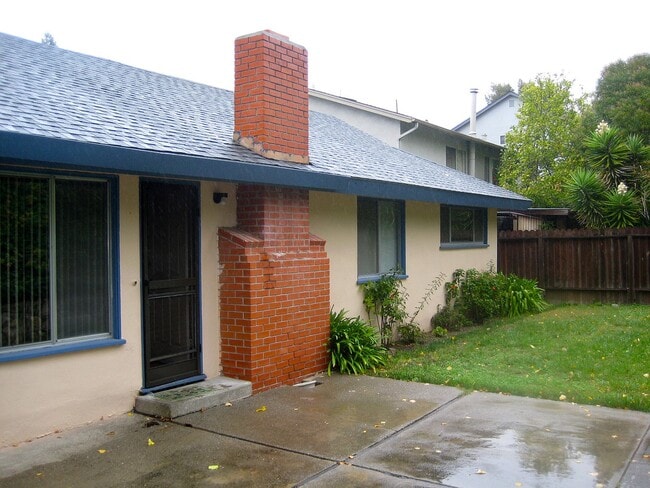 Building Photo - 2410 Kyer St