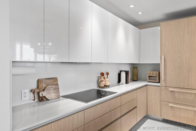 Building Photo - 3100 N Ocean Dr