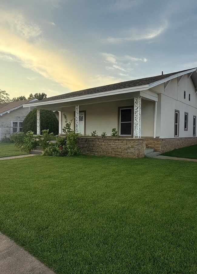 Building Photo - 808 E Oak St
