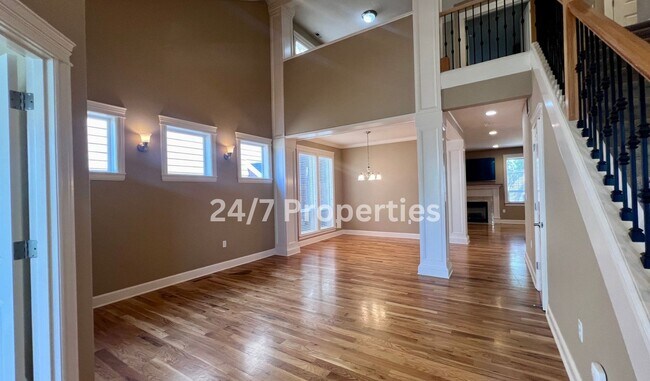 Building Photo - Large 4BD I 2.5BA Home - West Linn! $300 R...
