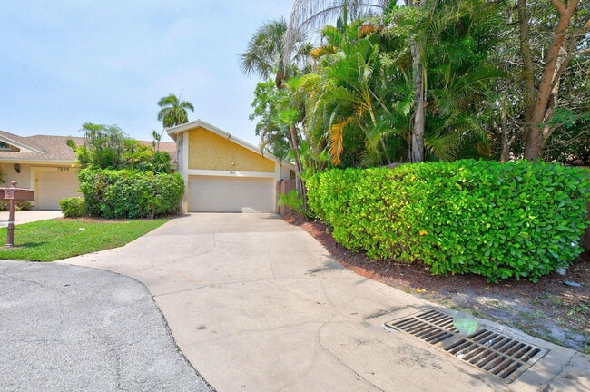 Building Photo - 7813 Kenway Pl W