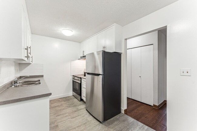 Photo du bâtiment - Kamel Point Village Apartments