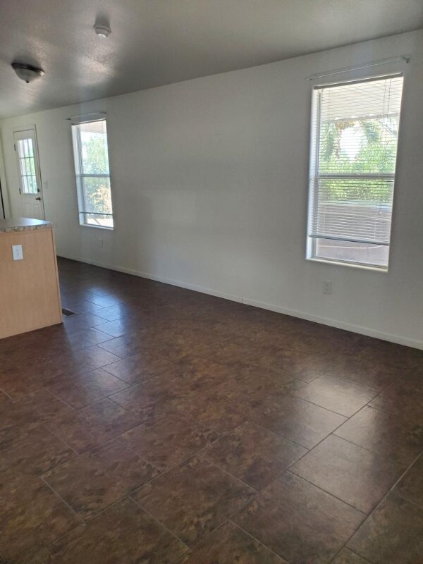 Foto del edificio - 303 S Recker Rd