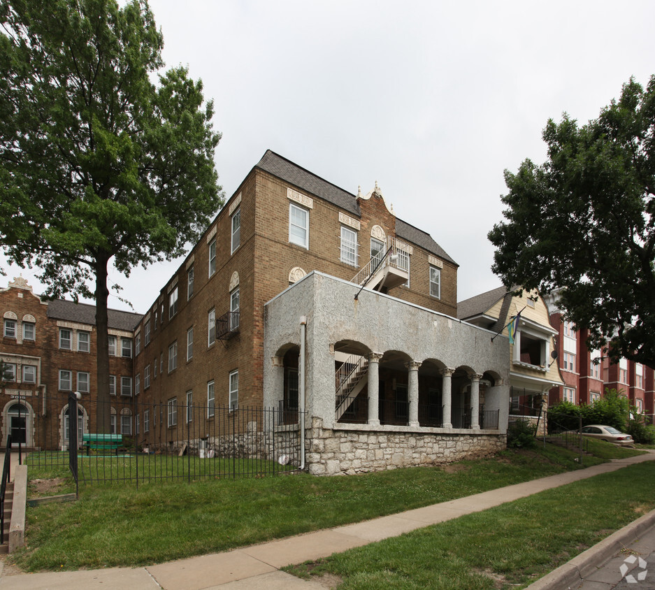 Building Photo - The Avon