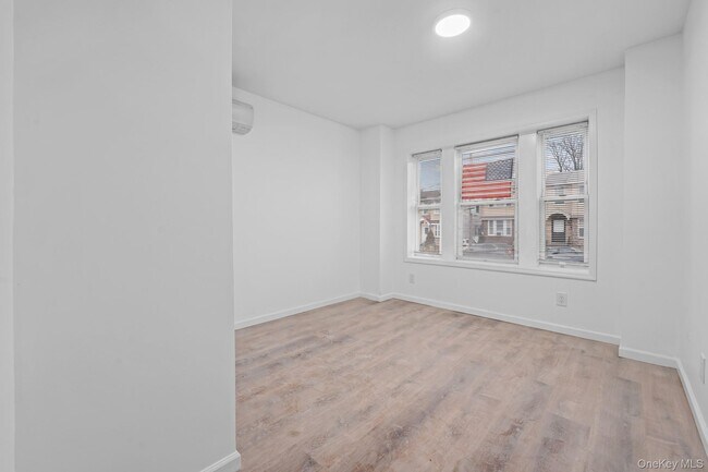 Foto del edificio - 58-44 Fresh Pond Rd