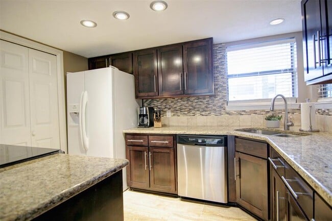 Building Photo - 1135 Barton Hills Dr