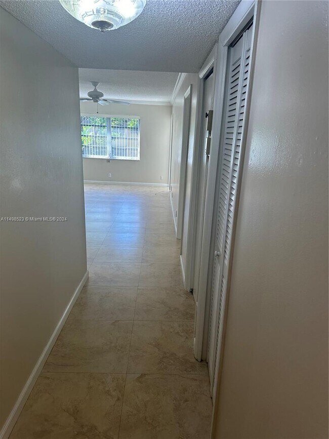 Building Photo - 5140 SW 40th Ave