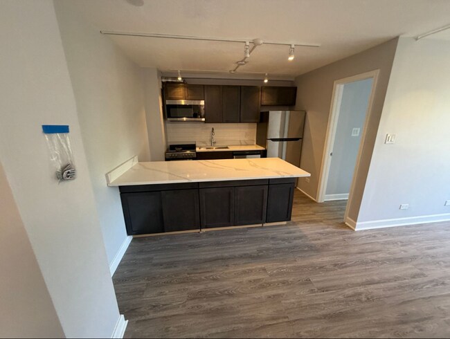 Foto del edificio - 7345 N Ridge Blvd