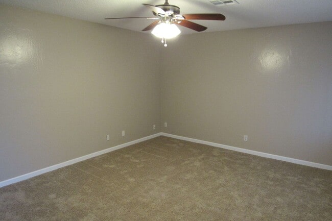 Building Photo - Beautiful NW Home!