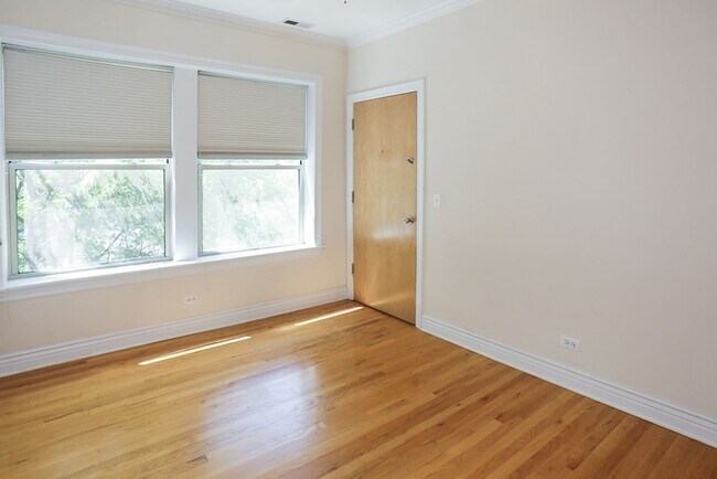 Building Photo - 1208 W Waveland Ave